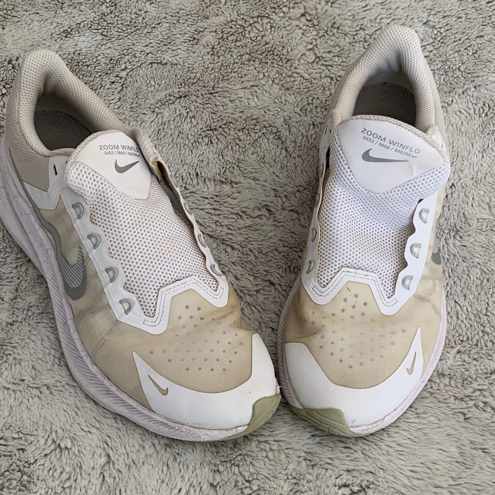 Nike Zoom Winflo Beige and White Sneakers